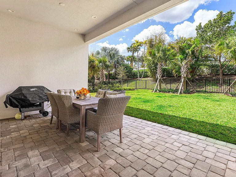 9256 Crestview Circle Palm — Photo 33