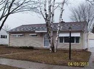 963 Lincoln Dr E, West Bend, WI 53095