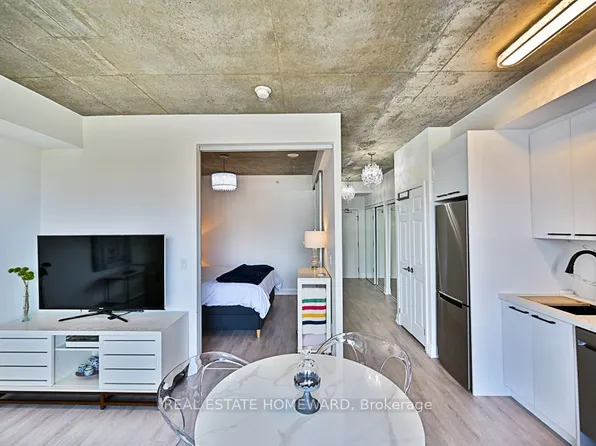 32 Camden St #706, Toronto, ON M5V 0G4