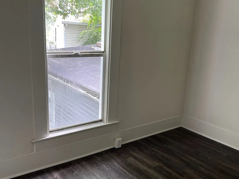 608 E 8th St — Photo 3