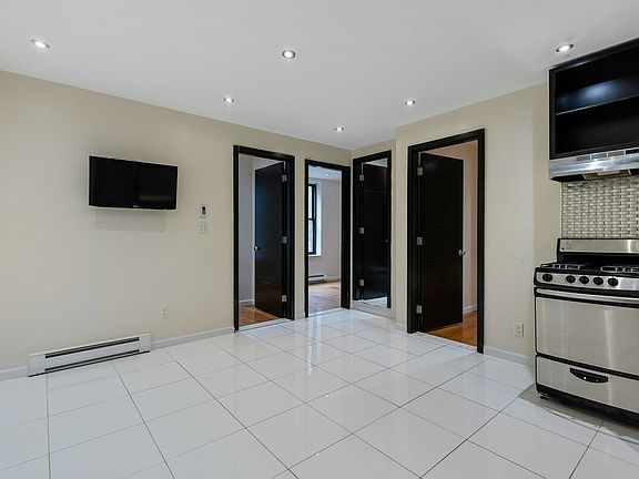 2nd image of 225 W 109th St APT 31