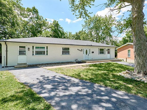3rd image of 9986 Fox Hall Ct N