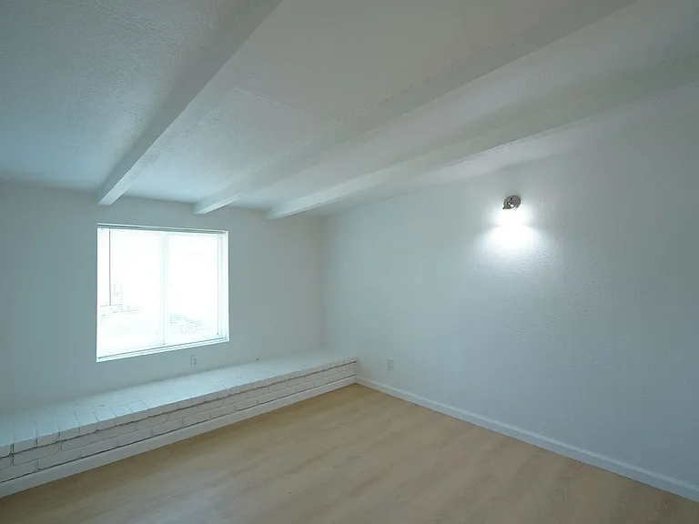 1443 N Riverside Ave — Photo 14