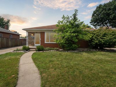 8937 Perrin St, Livonia, MI, 48150