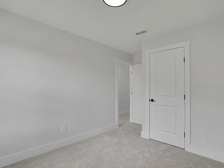 521 S Brady Ave — Photo 7