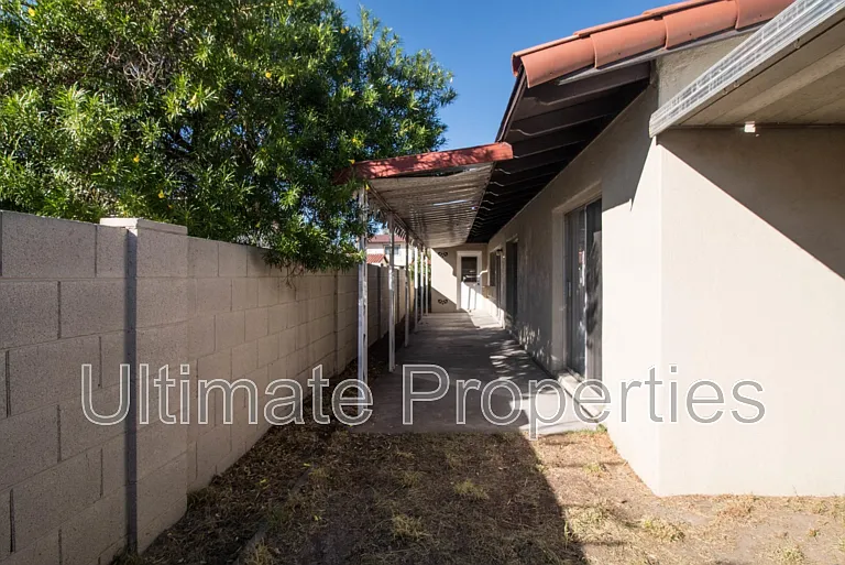 1021 W Mission Ln — Photo 3