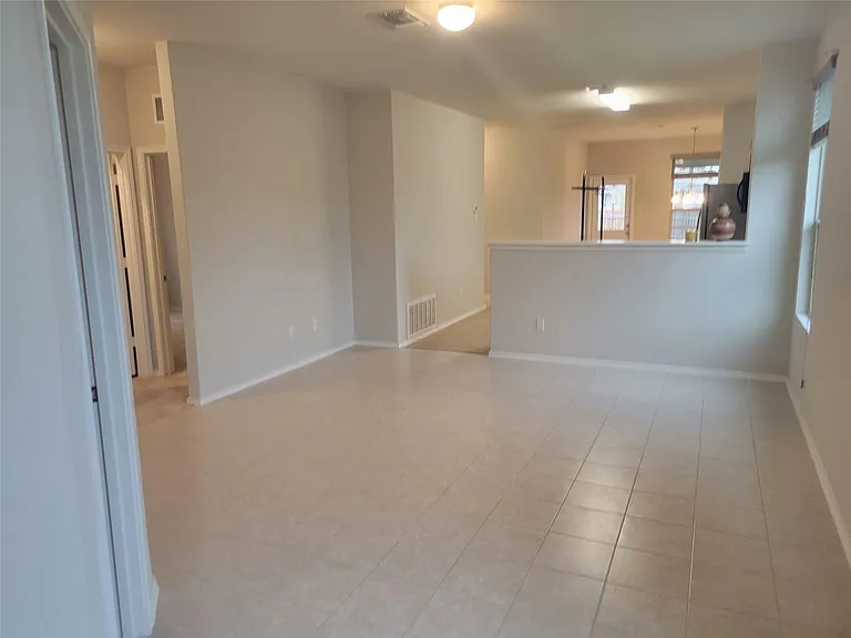 221 Compania Dr — Photo 6