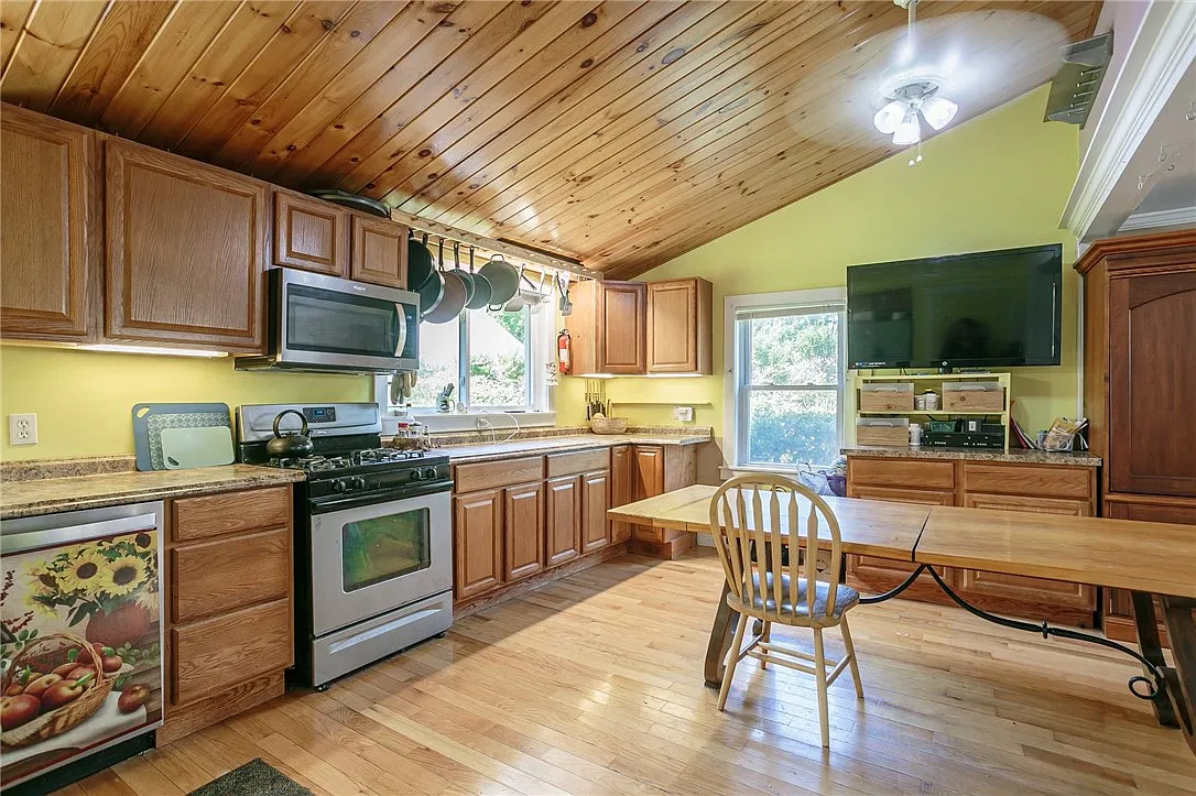 4 bed, 1.5 bath, 2656 sqft, $2,500 — Photo 4