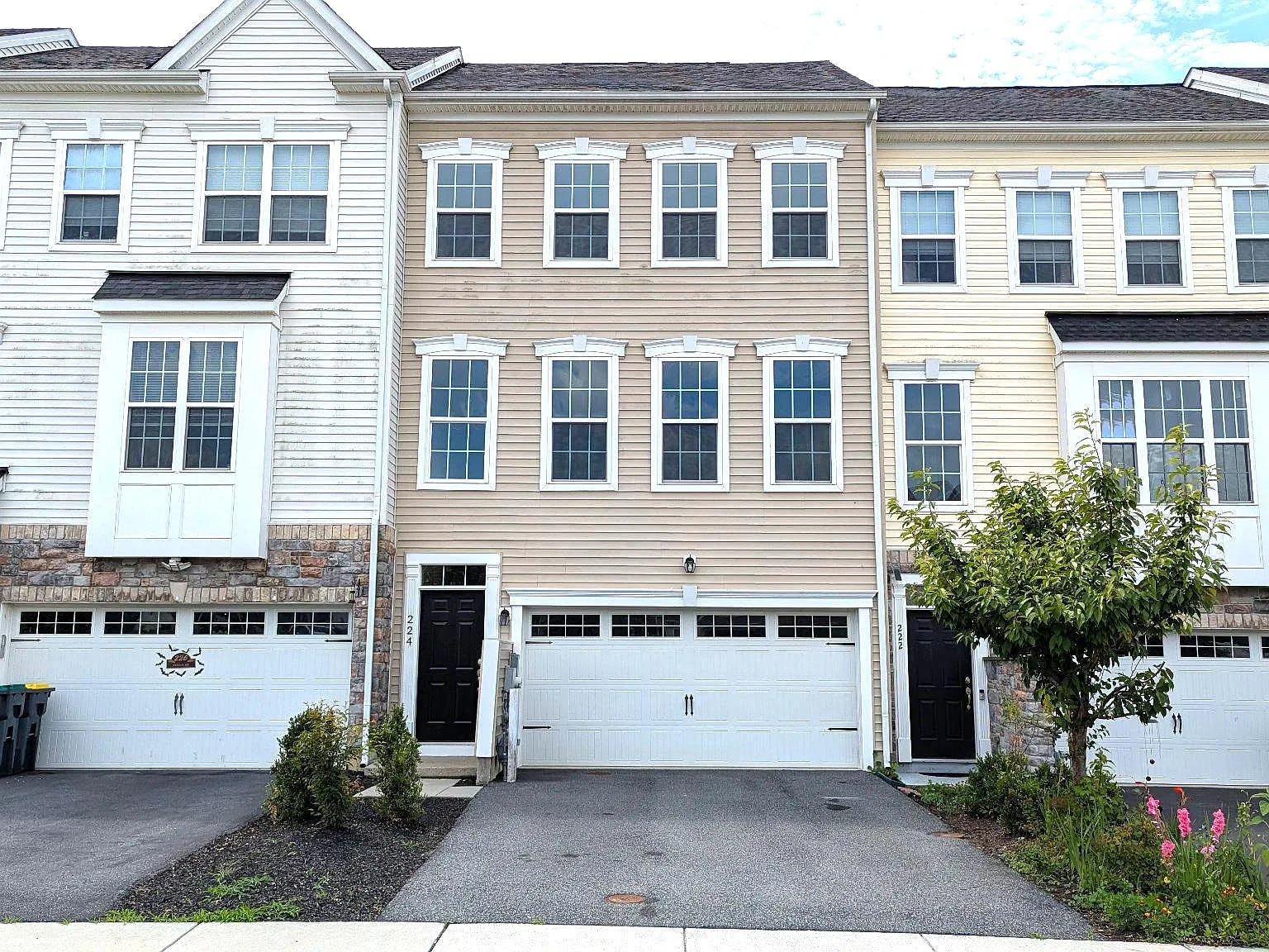 3 bed, 3.5 bath, 2275 sqft, $2,800 — Photo 1