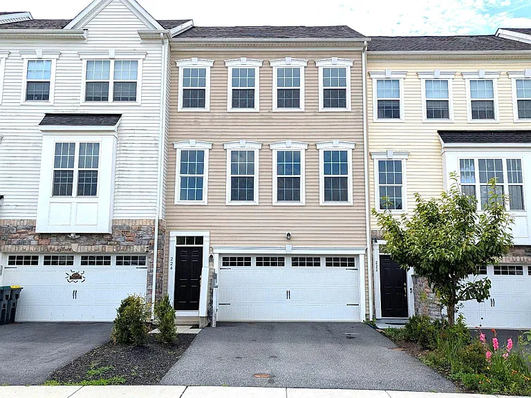224 Jenny Dr — Photo 1