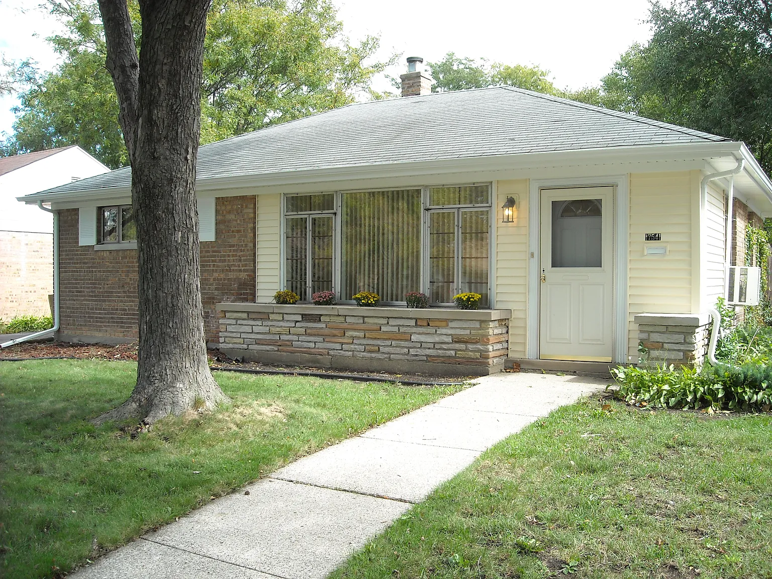 17541 Dundee Ave photo 1