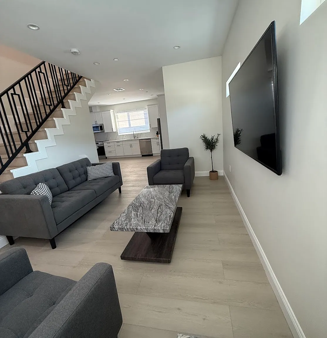 2 bed, 2.5 bath, 1084 sqft, $3,600 — Photo 2
