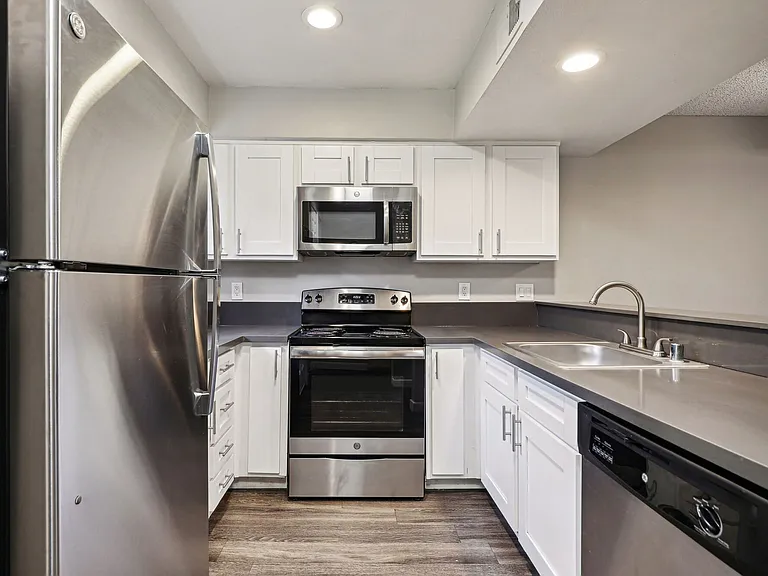 Ellington Apartments — Photo 8