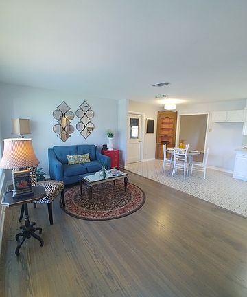 3rd image of 715 Edgebrook Ln