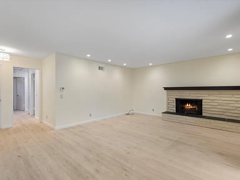 10602 Helendale Ave — Photo 2