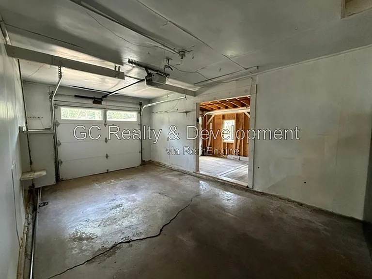 255 Crest Rd — Photo 33