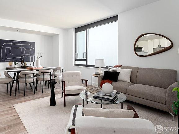 4th image of 260 King St Unit 637