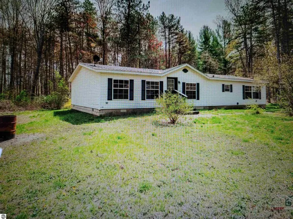 11923 E Spencer Rd, Sumner, MI 48889