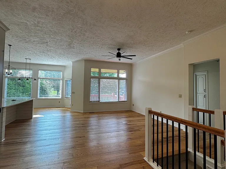 324 N Lancaster Dr — Photo 8