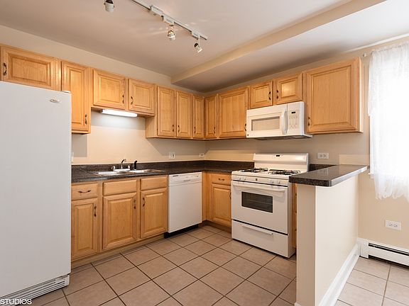4th image of 1941 W Touhy Ave APT 1B