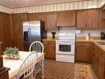 Neat & tidy kitchen with lots of cabinets