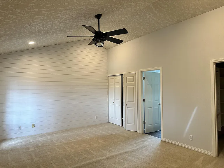 330 E College St — Photo 9