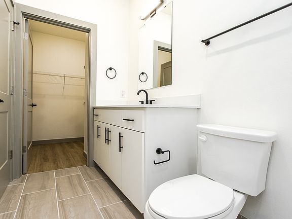5th image of 3981 Roseland Ave #204
