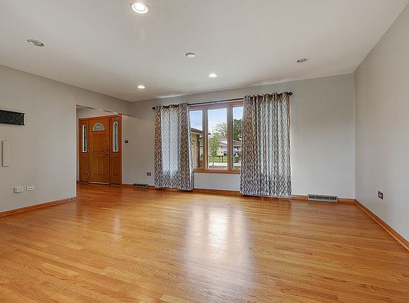 3rd image of 15216 Woodmar Ave