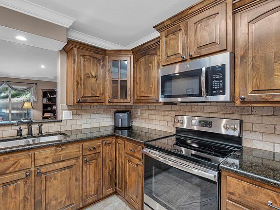 4th image of 1807 Yellowstone Dr