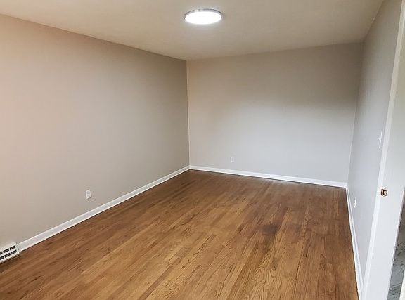 3rd image of 9413 Peachtree St
