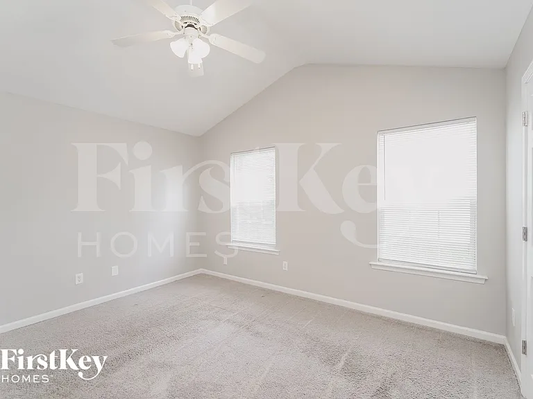 916 Lakehill Rd — Photo 8
