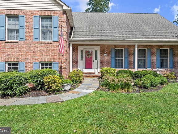 2nd image of 30 Huntington Pl