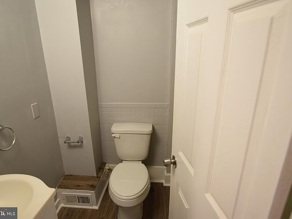 5th image of 841 N Madison St