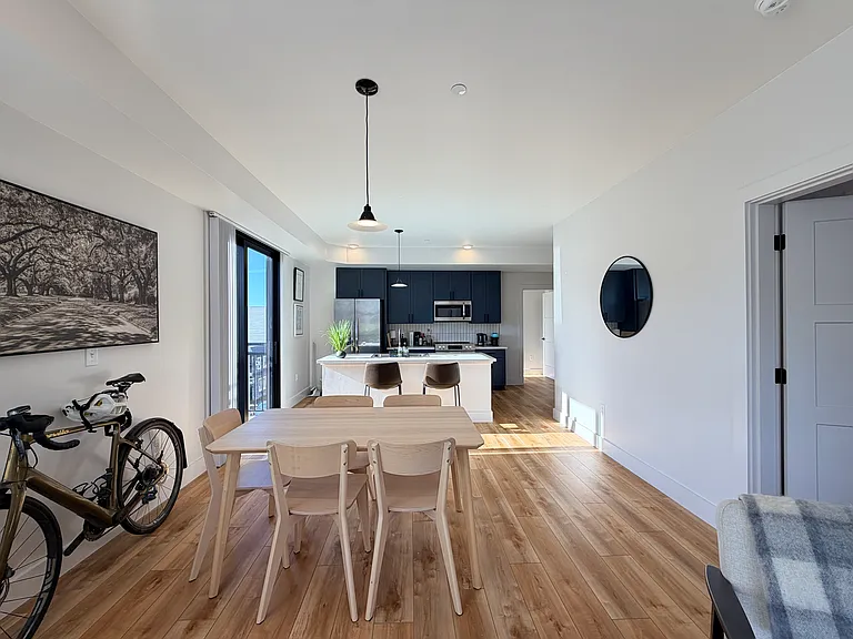 138 E — Photo 17