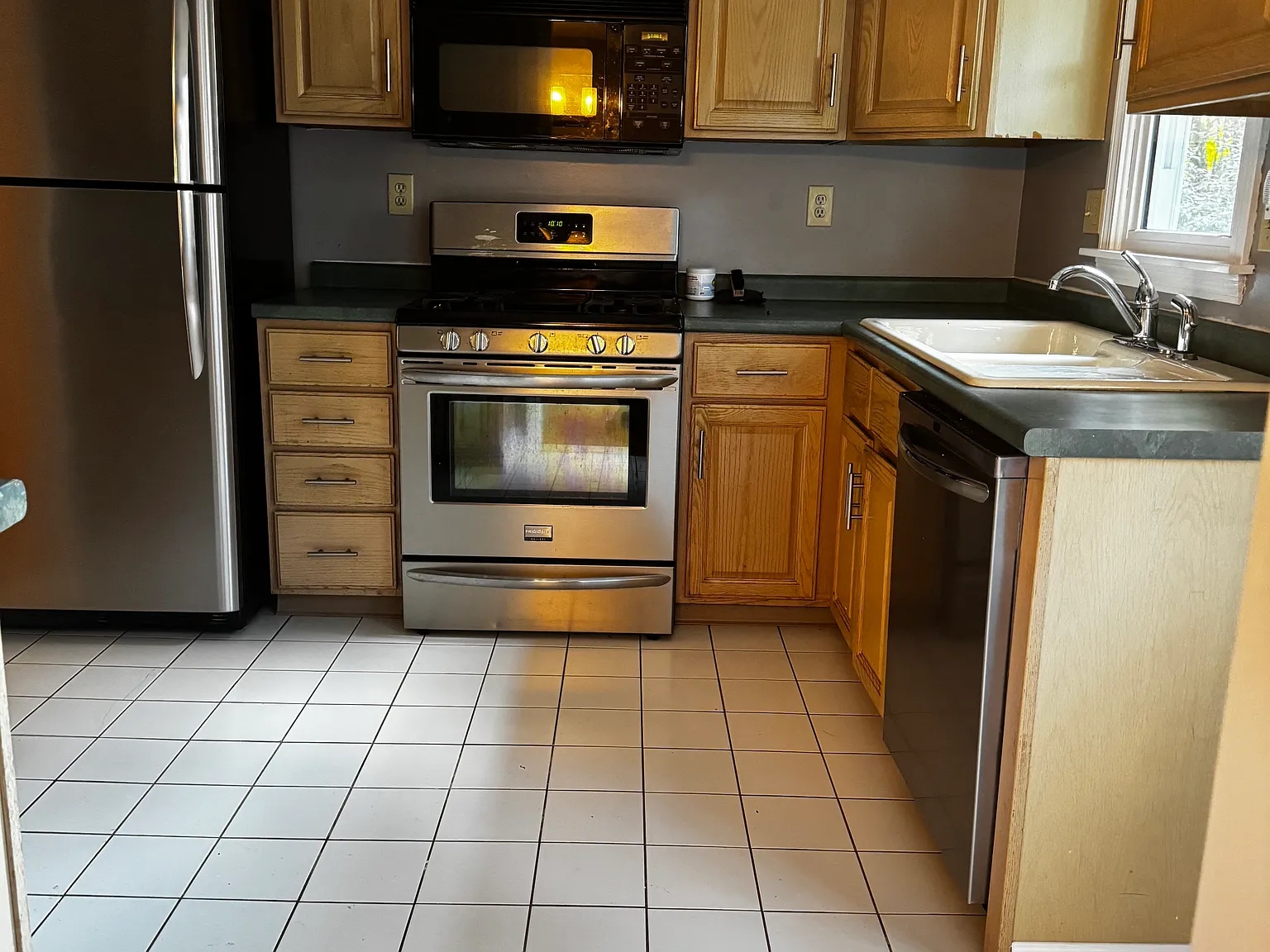 3 bed, 1.5 bath, 1686 sqft, $3,300 — Photo 3