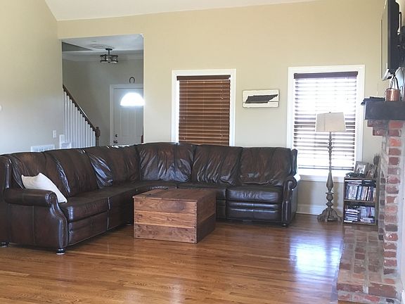 2nd image of 1121 Leaf Ln