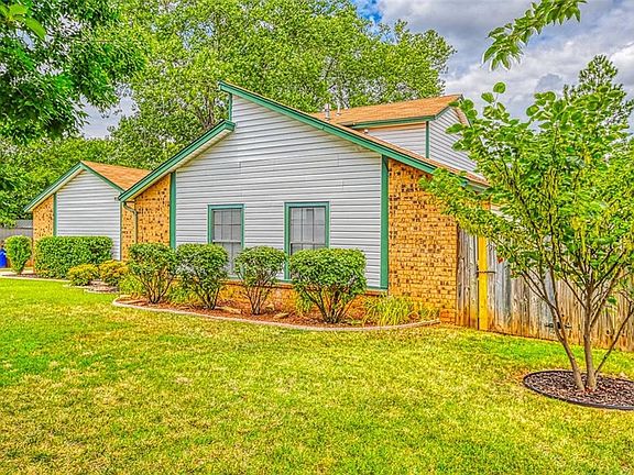 3rd image of 2211 Twisted Oaks Dr