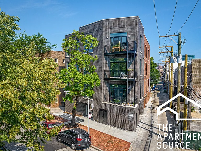 1052 W Cornelia Ave #302 — Photo 9