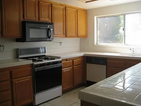 562 Athens St — Photo 3