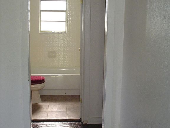 4th image of 2506 NE 70th St