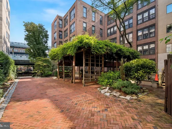 301 Race St APT 202, Philadelphia, PA 19106