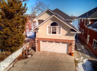 832 Pine Tree Rd W, Lake Orion, MI 48362