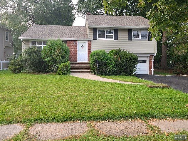 1st image of 302 Webster Dr