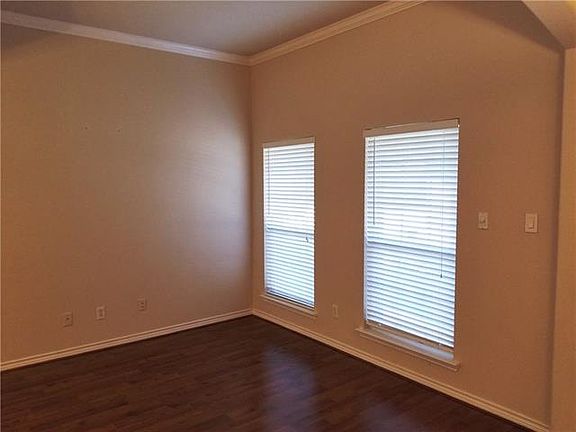 4th image of 1606 Bur Oak Dr