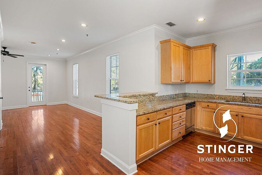 1st image of 832B Paris Ave
