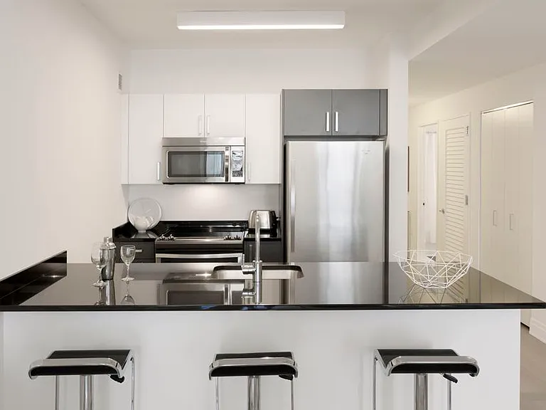 70 Pine St #2107 — Photo 4