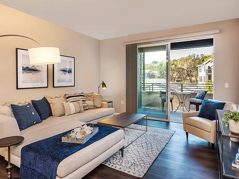 Canyon Oaks Luxury Apartments — Photo 42