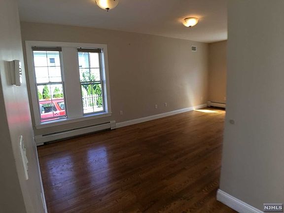 4th image of 253 Crescent Ln #1
