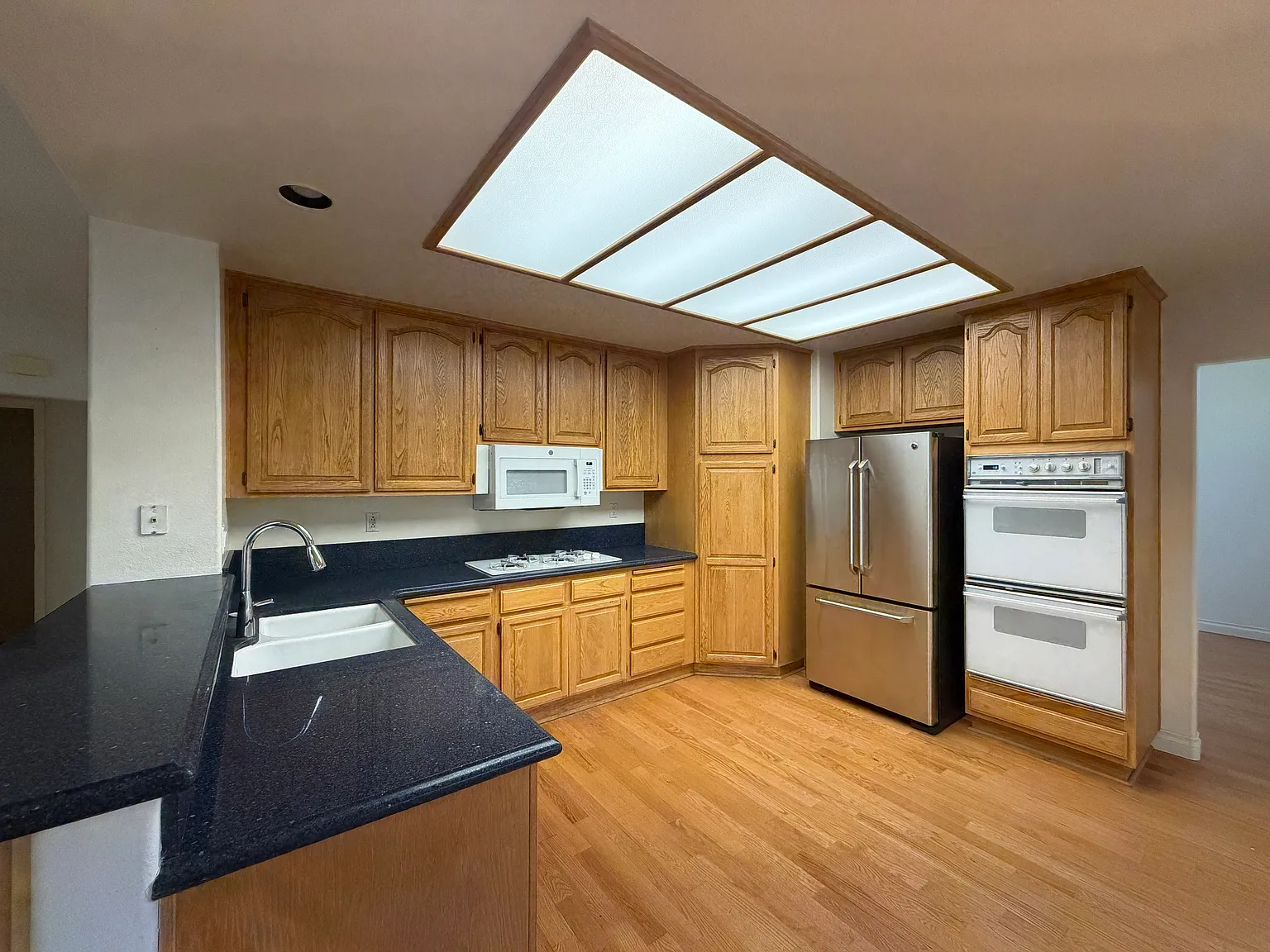 4 bed, 2123 sqft, $5,395 — Photo 4