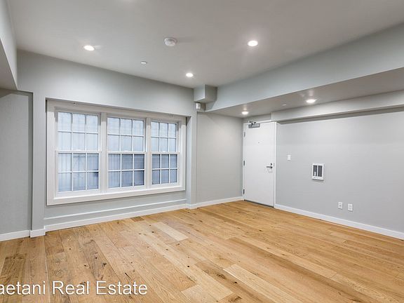 3rd image of 990 Bay St #990